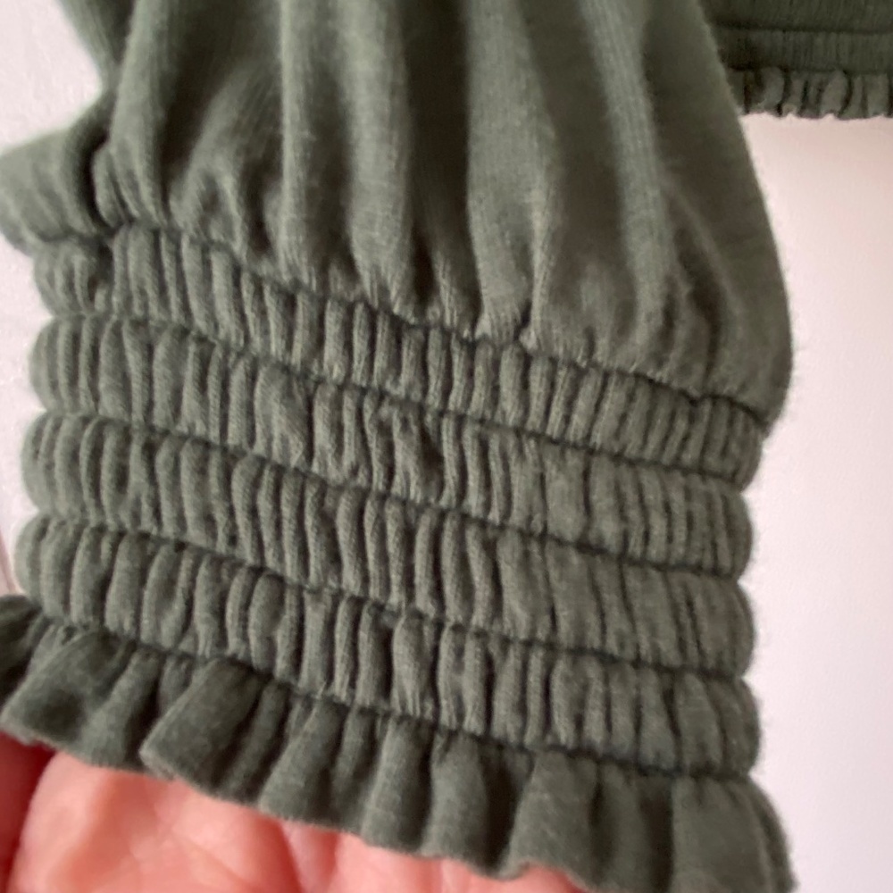 Drop sleeve green Kismet pullover top with elastic cuffs and waist size medium - Picture 3 of 8